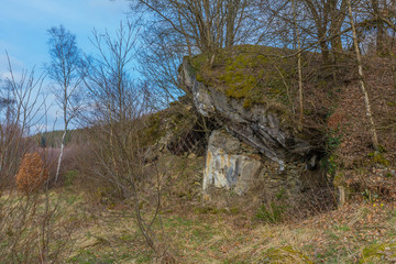 Spuren des zweiten Weltkrieges in Deutschland. Ruine von einem Bunker in der Eifel bei Monschau