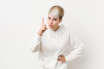 Fototapeta premium Young curvy woman wearing a white hoodie having an idea, inspiration concept.