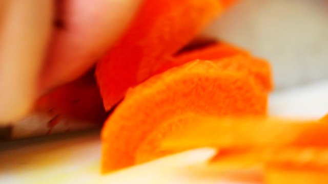 Legumes sendo cortados/picados