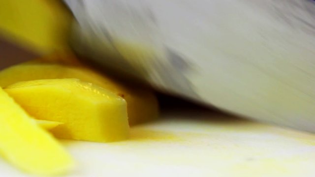 Legumes sendo cortados/picados