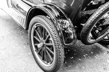Rear wheel of an antique car - 292225928