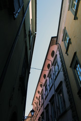 Fototapeta na wymiar Spicchio di cielo tra le case del vicolo
