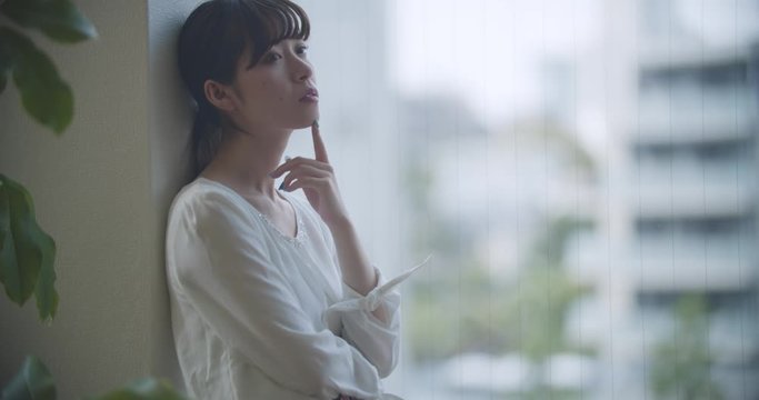 考える女性