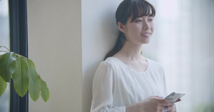 ビジネスウーマン・スマートフォン