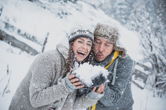 P&auml;rchen im Schnee pustet schnee