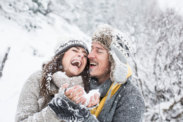 Pärchen im Schnee ist verliebt und schmust