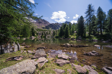 Obraz premium church/chapel close to cliff drop-off above mountain valley