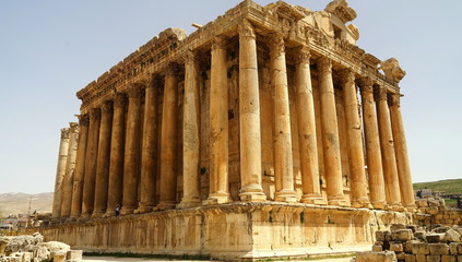 Obraz premium Tempel mit Säulen in der Tempelanlage von Baalbeck