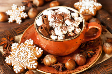 Obraz na płótnie Canvas Cup of hot chocolate with marshmallows and cookies on wooden background