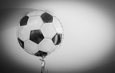 Fußball-Luftballon hängt an der Decke