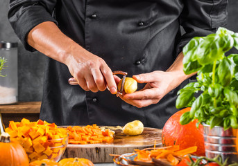 Chefkoch schält kartoffeln für ein Restaurant gericht