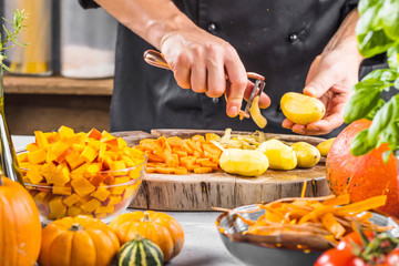 Chefkoch schält kartoffeln für ein Restaurant gericht