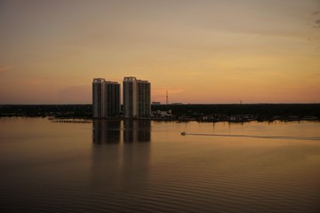 Fototapeta premium sunset on the lake, sunset, water, sky, sea, lake, landscape, sun, sunrise, reflection, river, night, dusk, bridge, evening, nature, calm, clouds, light, sity, boat, summer, beautiful, view, beauty