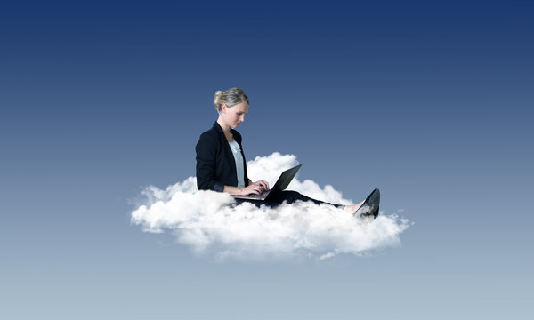Arbeiten in der Cloud &ndash; Frau am Laptop