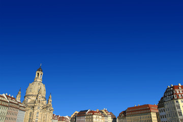 dresden rundblick am neumarkt mit frauenkirche und neuen gebäuden