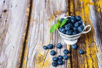Myrtilles dans une tasse en céramique vintage