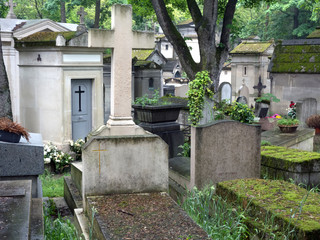 Naklejka premium Graves and tombs in Père Lachaise cemetery, Paris, France, spring, 2019.