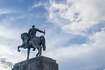 Estatua en pleno atardecer 