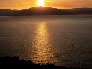 reflejo del sol en el mar al atardecer
