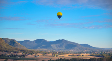 Fototapeta na wymiar Morning hot air balloons over the hunter valley