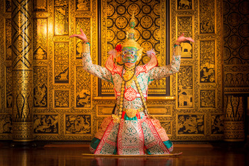 Obraz premium Khon is art culture Thailand Dancing in masked Tos-sa-kan showed literature Ramayana. Khon is thailand culture and traditional