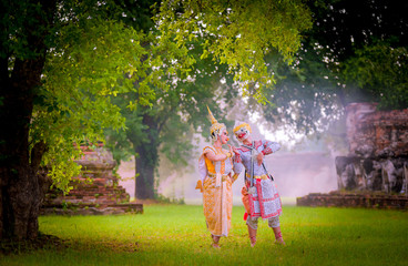 Obraz premium Khon is art culture Thailand Dancing in masked Hanuman and Suvannamaccha are lovers showing in literature Ramayana.Khon is thailand culture and traditional.