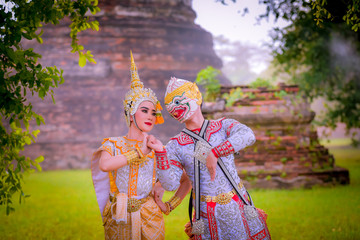 Obraz premium Khon is art culture Thailand Dancing in masked Hanuman and Suvannamaccha are lovers showing in literature Ramayana.Khon is thailand culture and traditional.