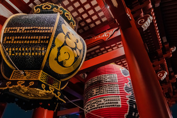 浅草寺の山門　夜