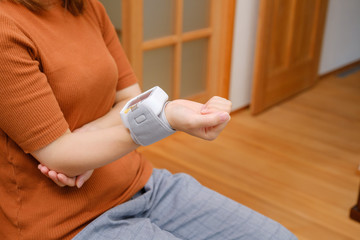血圧を測る女性　妊娠　リストバンド　健康管理　家庭用　低血圧