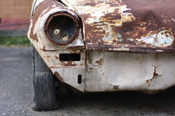 Old car that has decayed rust can not be used
