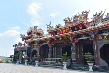 Fototapeta na wymiar chinese temple in thailand