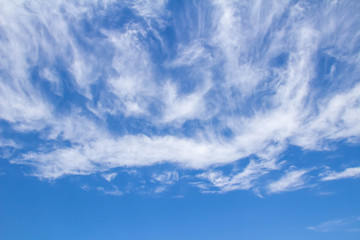 秋の澄んだ青い空と白い雲