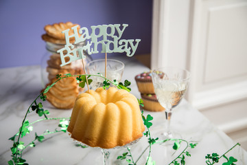 Geburtstagsfeier mit Gugelhupf Kuchen, Muffins, Kekse Gebäck und Sekt mit Happy Birthday...