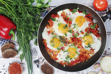 Fried egg with tomatoes and bread	