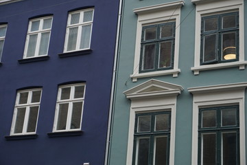 Fototapeta na wymiar blaue und grüne Hausfassade in Kopenhagen, Dänemark