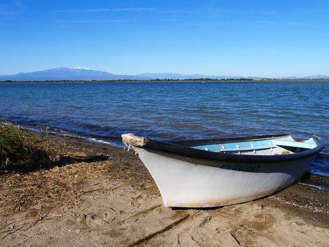 Barque de pêche près de l'étang de Canet en Pyrénées Orientales