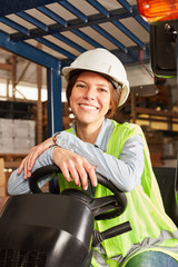 Junge Logistik Frau auf dem Gabelstapler