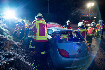 Feuerwehr Nachtübung Verkehrsunfall, Lageerkundung, Licht schaffen und Zugang zum Unfallopfer ...