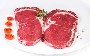 deux entrecôtes de boeuf cru sur plat