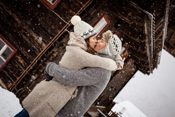 Junge Liebe im Schnee Urlaub zu Weihnachten