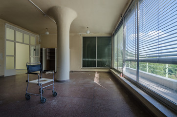 leibstuhl und runde saeule in einem krankenhaus