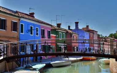 Bunte Häuser an einem Kanal in Burano