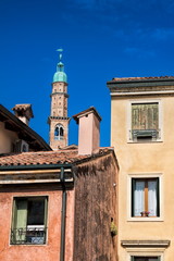 altbauten in vicenza mit torre bissara im hintergrund, italien