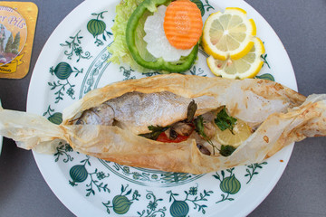 ドイツ料理：川魚（マス：Forelle）の包み焼（ドイツで魚といえば川魚）
