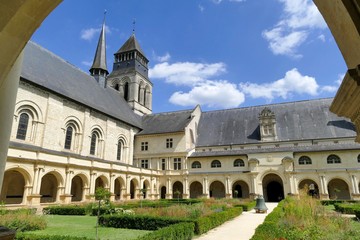 Fototapeta na wymiar Cloître de l’abbaye royale Notre-Dame de Fontevraud