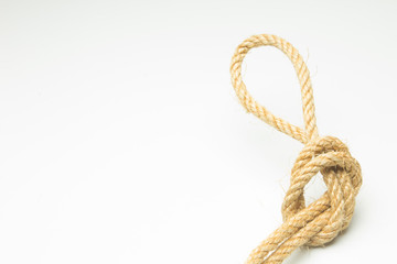 Nudo sencillo sobre fondo blanco