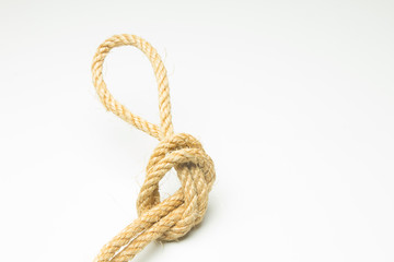 Nudo sencillo sobre fondo blanco