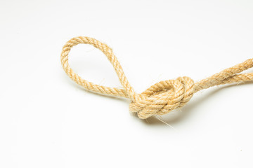 Nudo sencillo sobre fondo blanco