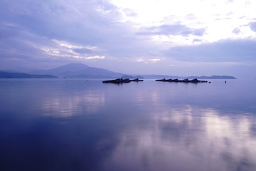 秋の夕暮れ時の静かな海辺