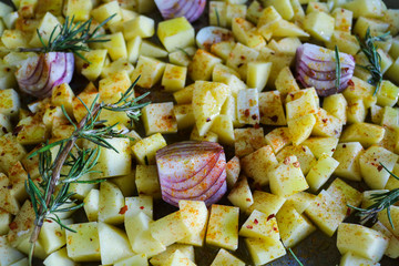 Primo piano di una teglia di patate con cipolle e aglio al forno, ricette e cucina